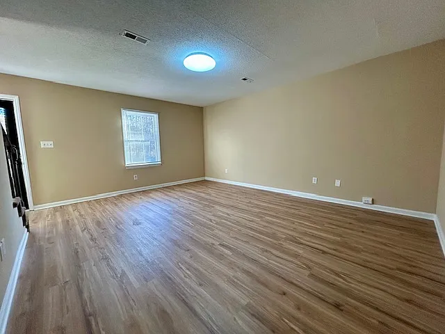 2 bed, 1.5 bath, 995 sqft, $1,025 — Photo 3