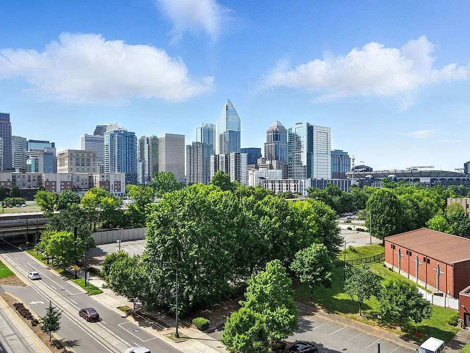718 W Trade St #302