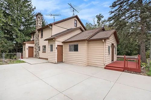 Side view of entire House, Floor 2 is the door in the middle