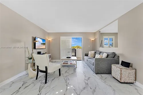 1418 Collins Ave Photo 1