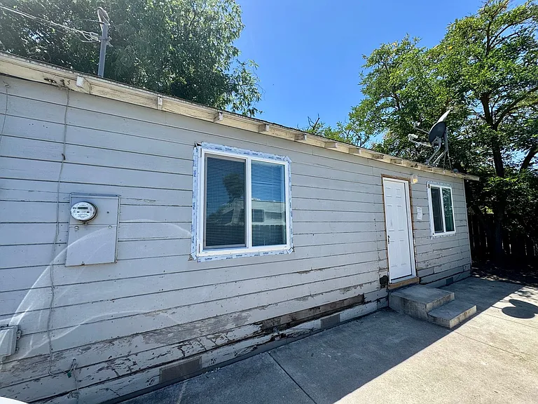 1129 Norton Ave — Photo 1