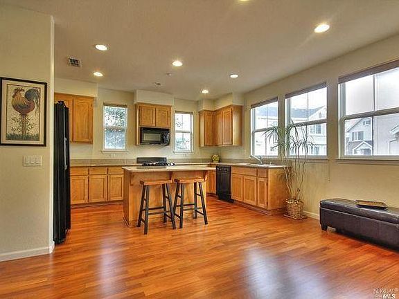 Modrn appliances with granite counter tops