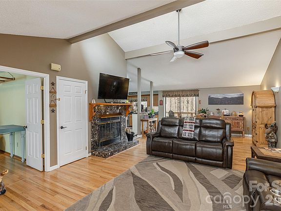 5th image of 100 Ridgeview Dr