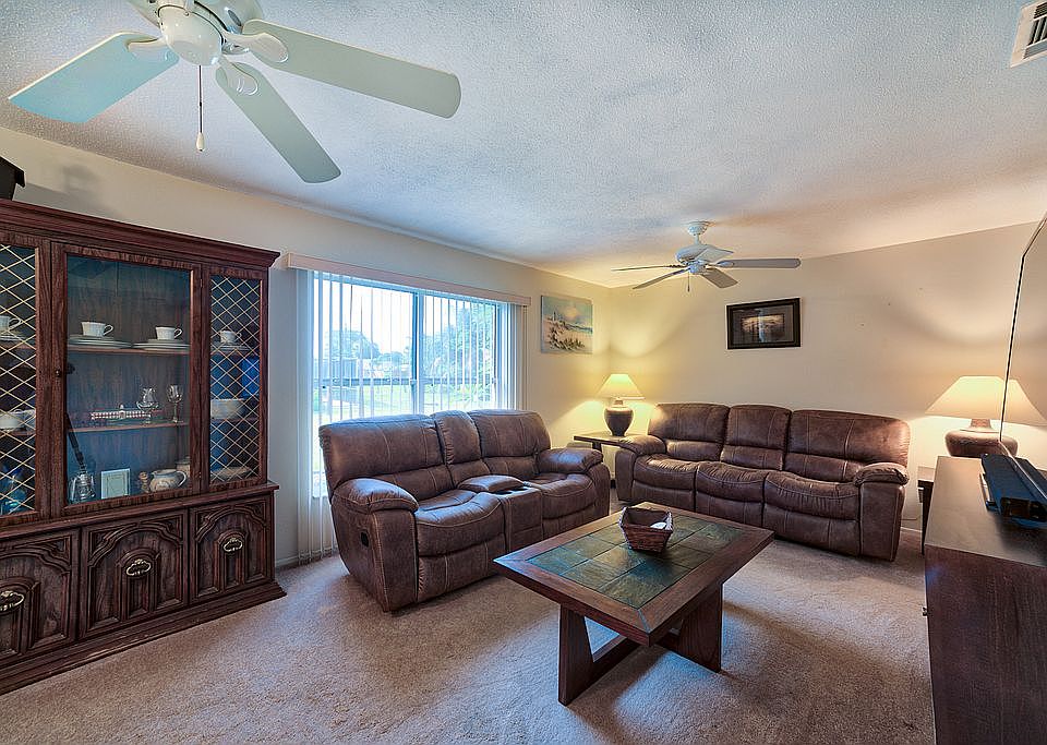 1st image of 523 Bellaire Dr