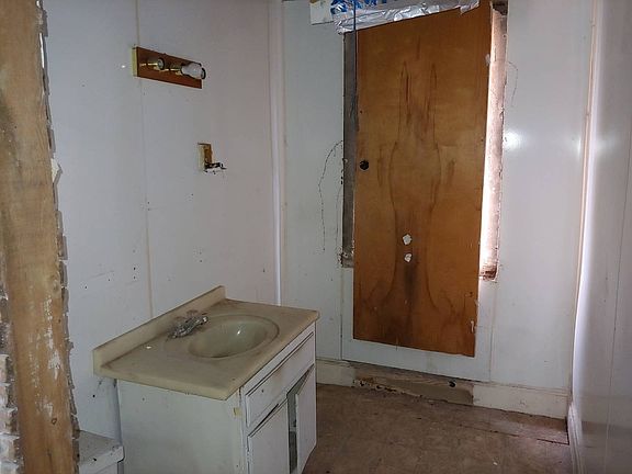 5th image of 118-20 E Borden Ave E
