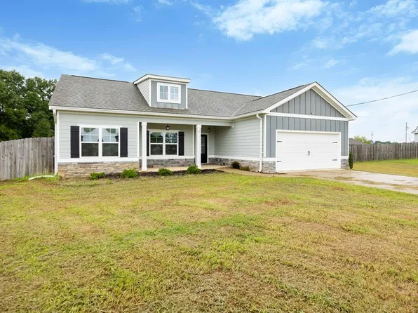 4 Belmont Dr, Fort Mitchell, AL 36856