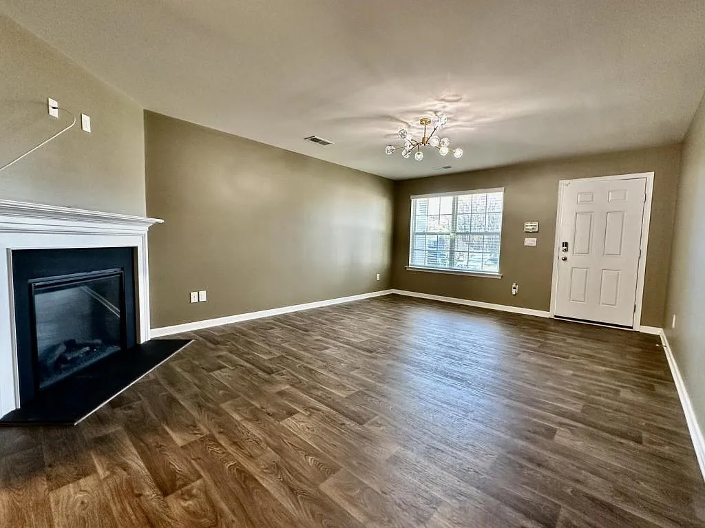 1210 Leno Ln — Photo 3