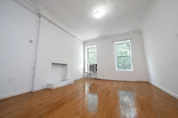 Rented by Emerson Realty NY LLC | media 4