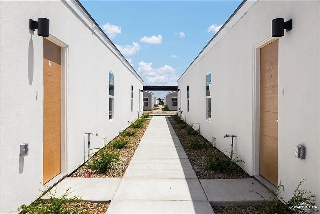 3 bed, 2.0 bath, 1085 sqft, $1,350 — Photo 3