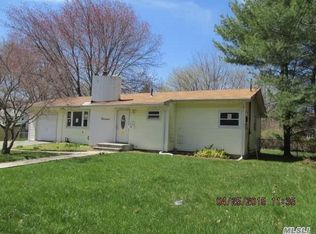 14 Johnson Ave, Wheatley Heights, NY 11798