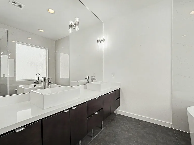 910 W 19th St #B — Photo 17