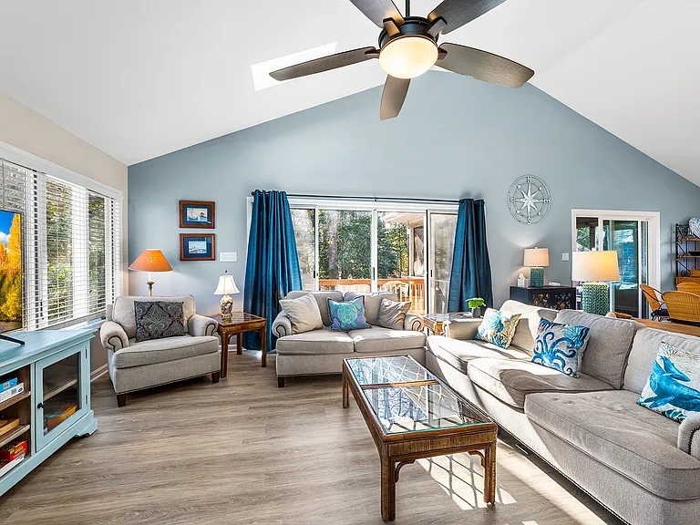Comfortable living room with plenty of seating, a Smart TV, and space to relax together after a day at the beach.