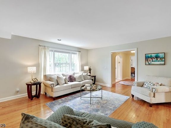 5th image of 403 Thornden St