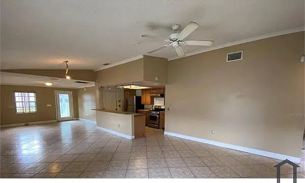 3 bed, 1353 sqft, $2,100 — Photo 2