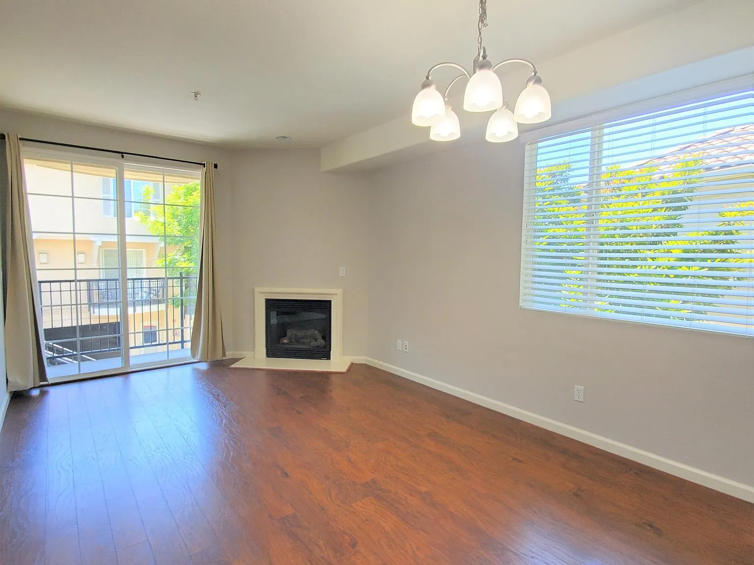 3 bed, 2.5 bath, 1582 sqft, $3,800 — Photo 3