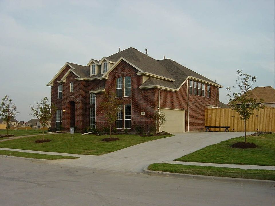 2nd image of 424 Laurel Hill Ln