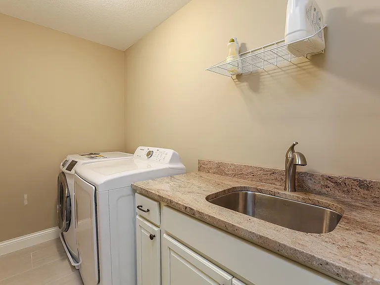890 Goodrich Ave — Photo 18