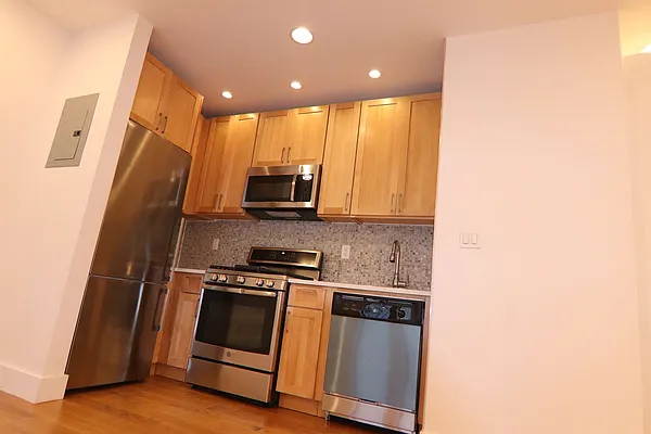 Rented by PMG Real Estate  | media 32