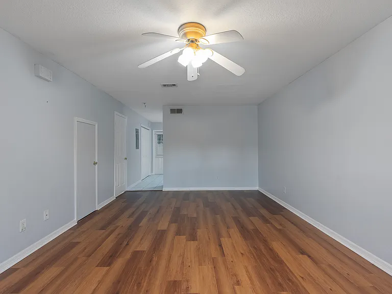 37314 Embassy Park Ln — Photo 4