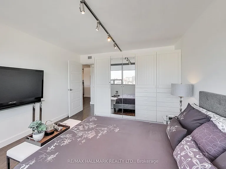 914 Yonge St #1509 — Photo 17