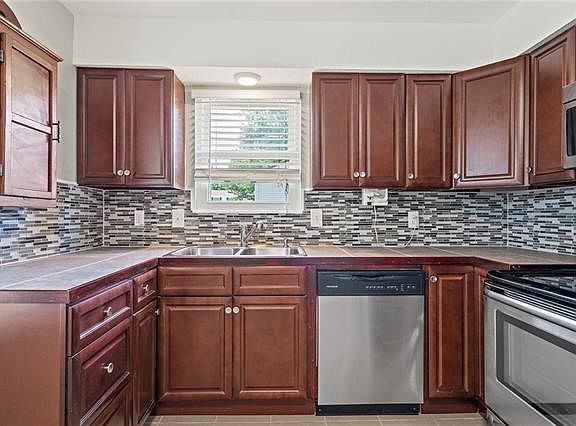 3rd image of 105 Nanette St