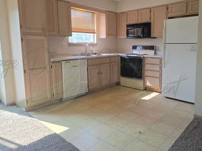 204 NE Sunshine St #A-D — Photo 5