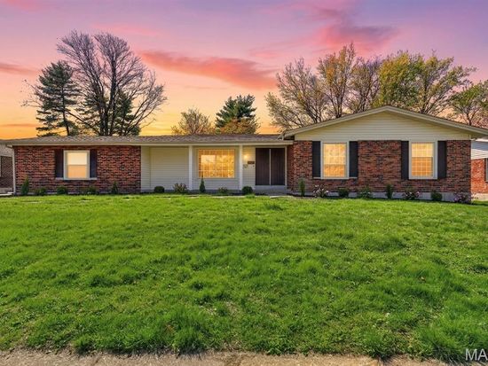 11146 Crickett Hill Dr, Saint Louis, MO 63146