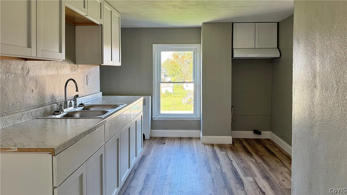 3 bed, 1.0 bath, 1042 sqft, $1,450 — Photo 2