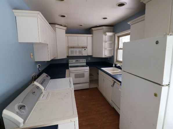 2163 Bramblewood Dr, Burton, MI 48519