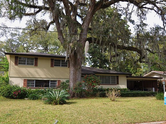 Front of home with large yard