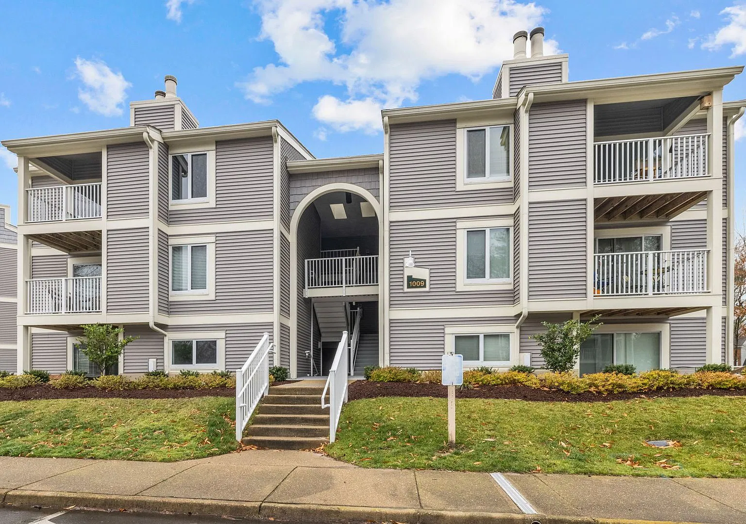 Updated & Stylish Condo in the Heart of Virginia Beach — Photo 1