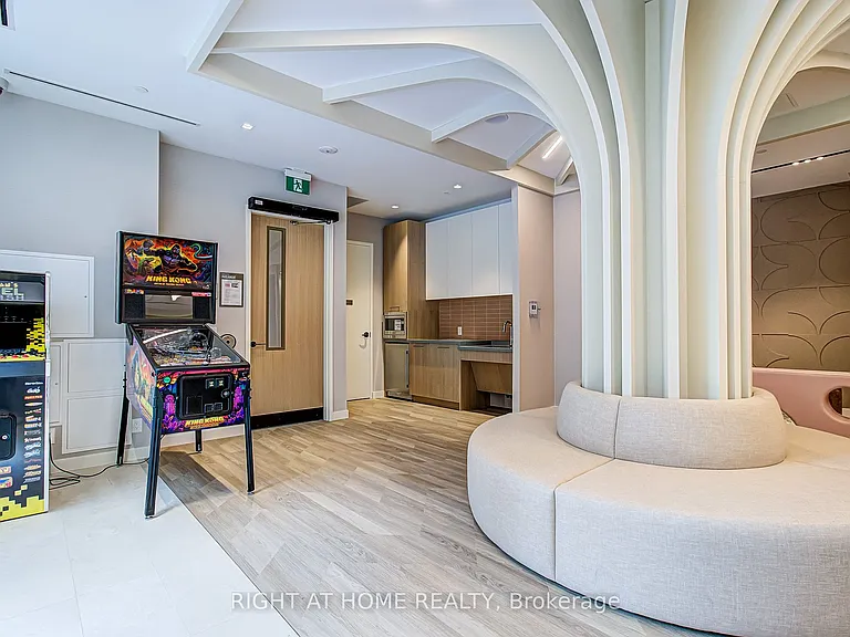 10 Oak St #907 — Photo 21