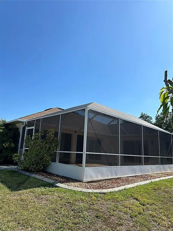 3 bed, 2.0 bath, 2048 sqft, $2,200 — Photo 3