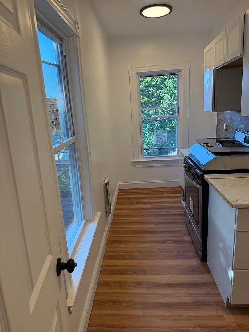 Charming 4BR Duplex in Brockton — Photo 2