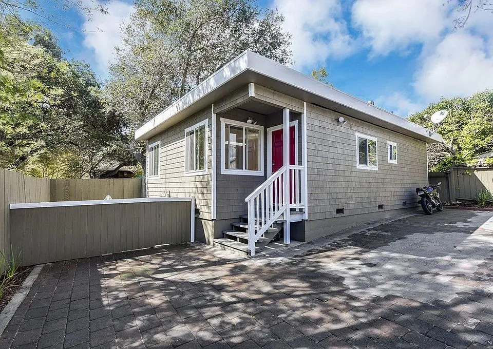 1385 1/2 Sir Francis Drake Blvd
