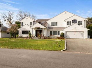 37 Bluebird Dr, Roslyn Heights, NY 11577