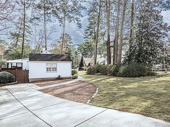 3rd image of 205 Old Ivy Rd NE