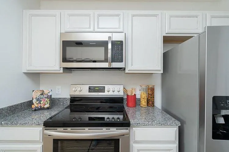 3 bed, 2.5 bath, 1306 sqft, $1,845 — Photo 4