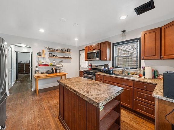5th image of 518 Thompson Ave