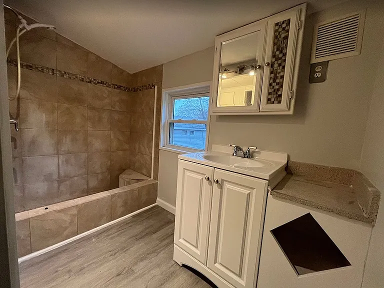 647 N County Line Rd — Photo 5