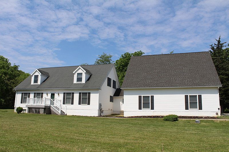 Front of House and Garage
						:
						2600 Sq ft House with oversized 36x36 3 car garage.