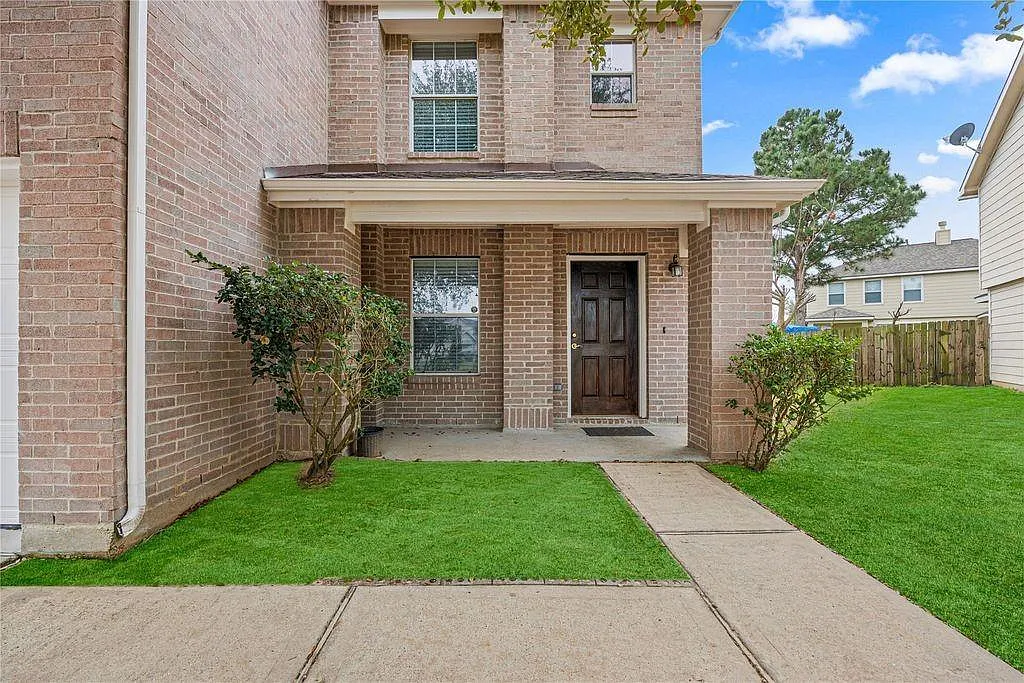 3 bed, 2.5 bath, 2293 sqft, $2,000 — Photo 2