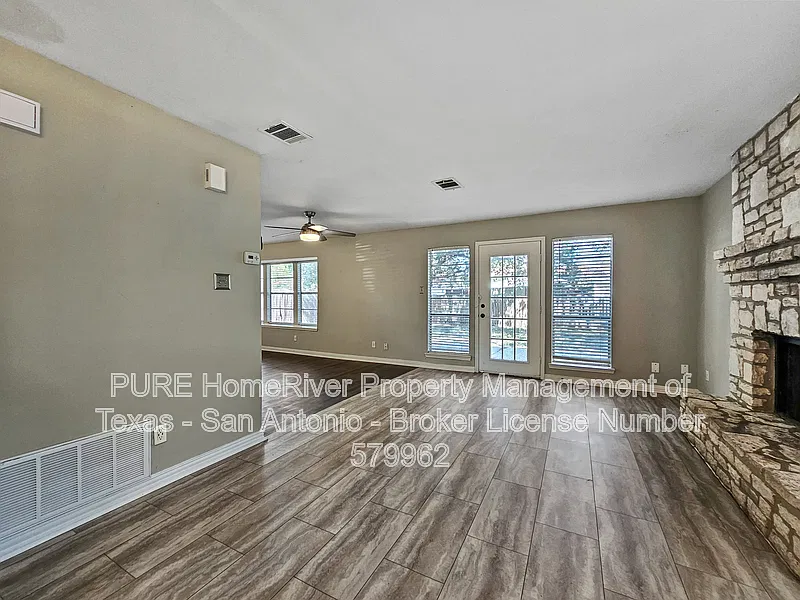 3 bed, 2.5 bath, 1428 sqft, $1,585 — Photo 3