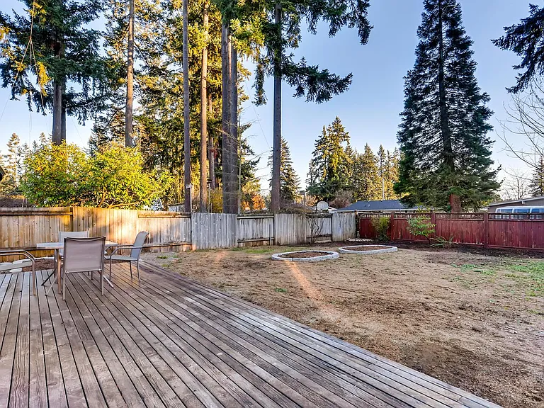Oversize fully fenced backyard