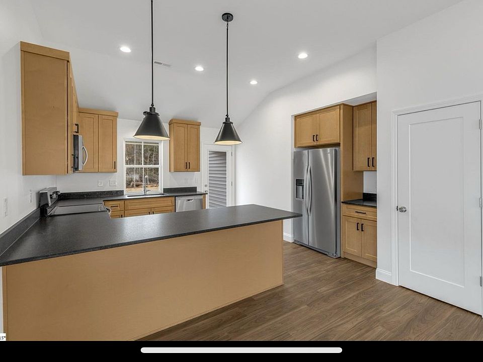 2nd image of 215 W Simmons St
