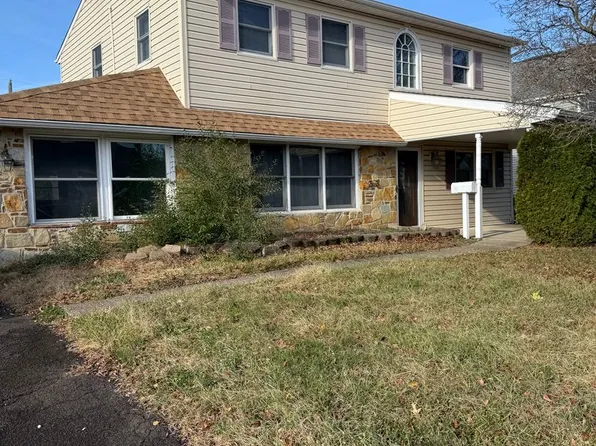 33 Canoe Birch Rd, Levittown, PA 19057