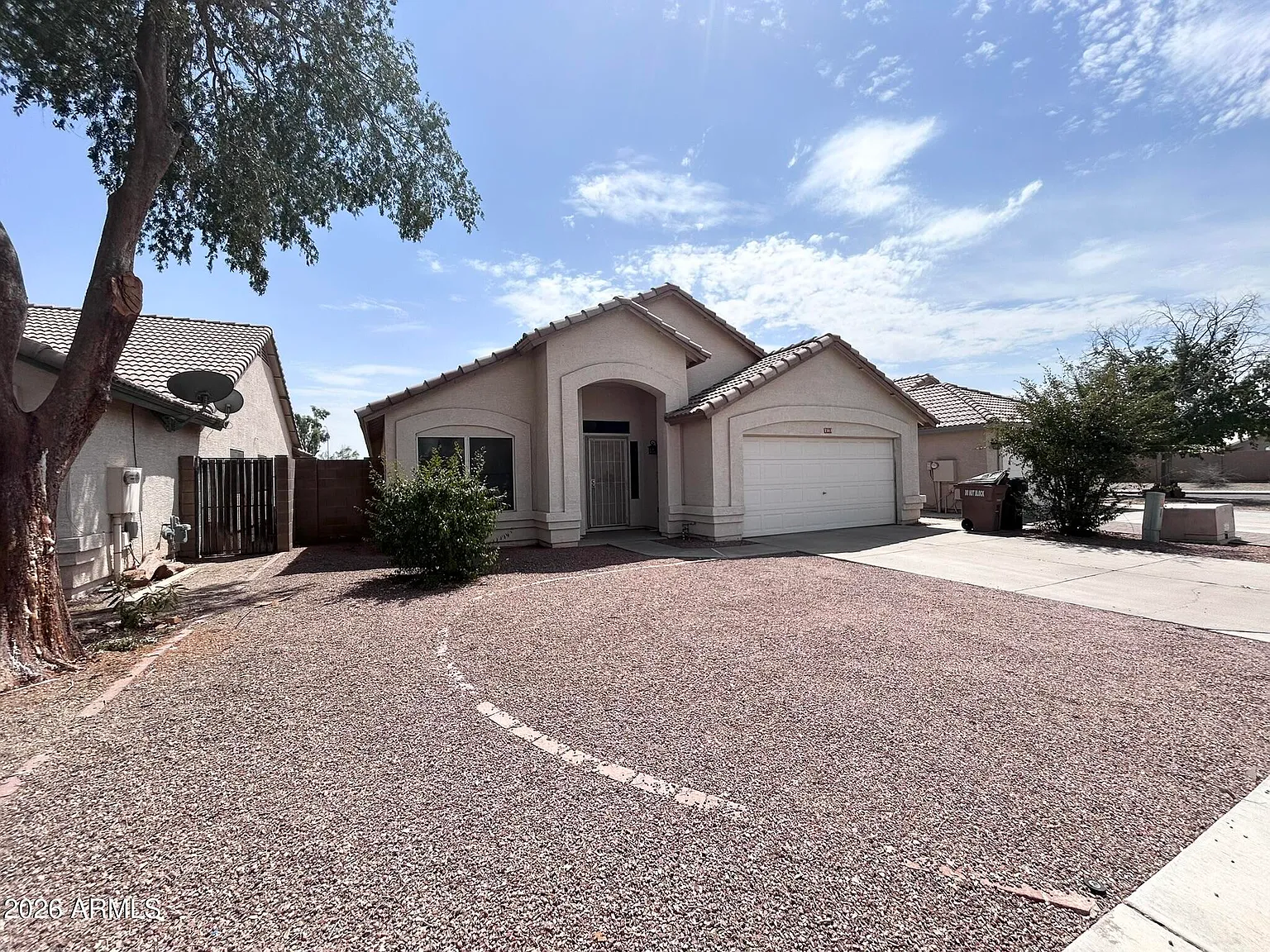 3 bed, 2.0 bath, 1833 sqft, $2,000 — Photo 2