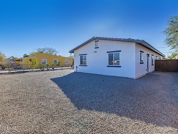 3rd image of 3044 N Estrella Ave