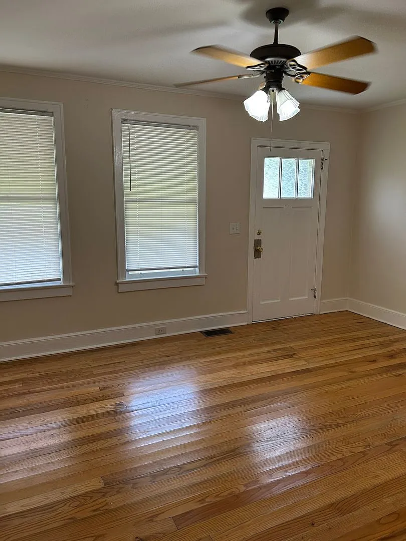 2 Bedroom House off of Rosewood Available Now — Photo 3