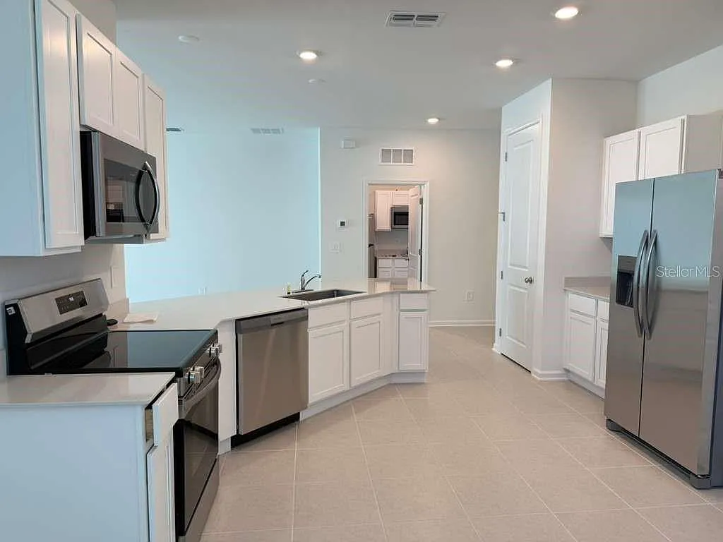 3 bed, 3.0 bath, 2109 sqft, $2,300 — Photo 4